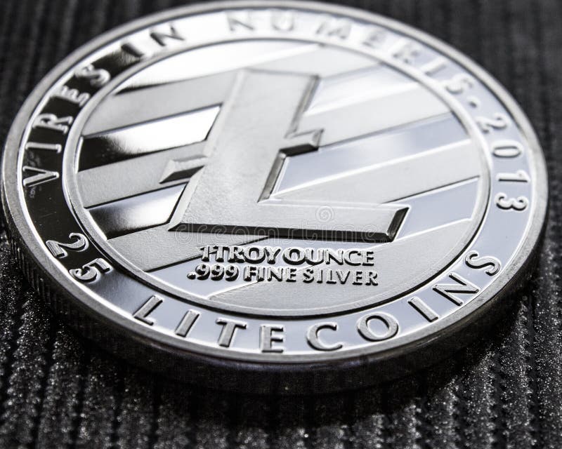 Menniczy cryptocurrency litecoin na czarnym tle obrazy stock