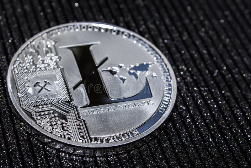 Menniczy cryptocurrency litecoin na czarnym tle zdjęcia royalty free