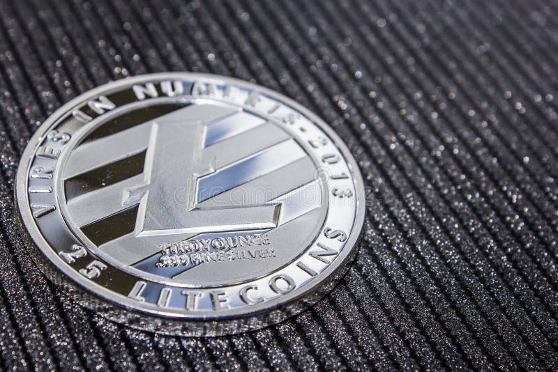 Menniczy cryptocurrency litecoin na czarnym tle zdjęcie stock