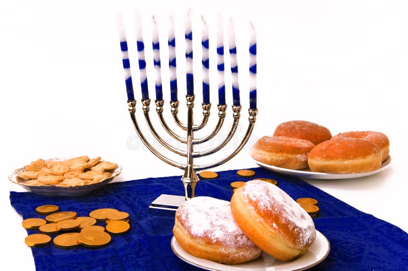 Menorah, anéis de espuma e moedas de Hanukkah foto de stock Menorah, anéis de espuma e moedas de Hanukkah foto de stock