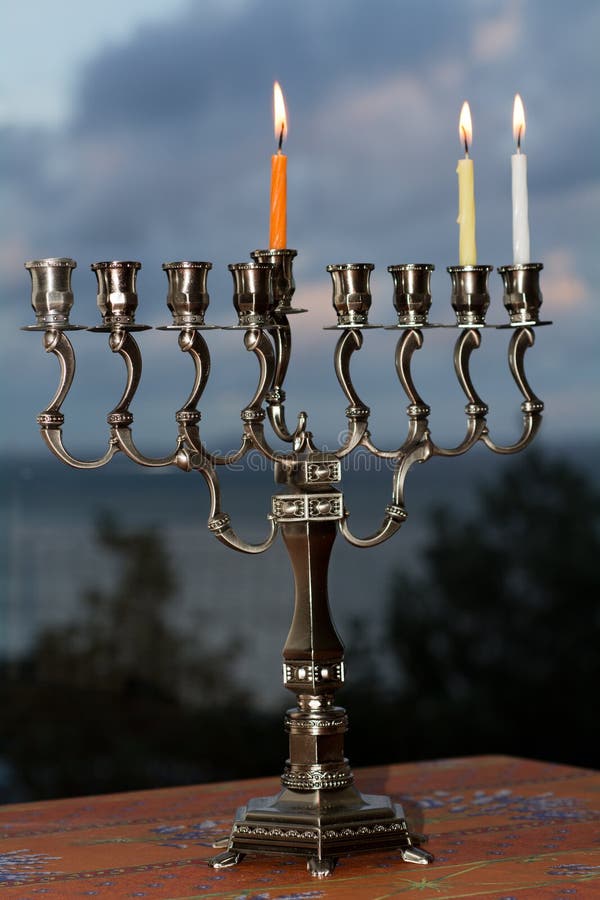 Menorah de Hanoucca le deuxième jour de Hanoucca images stock Menorah de Hanoucca le deuxième jour de Hanoucca images stock