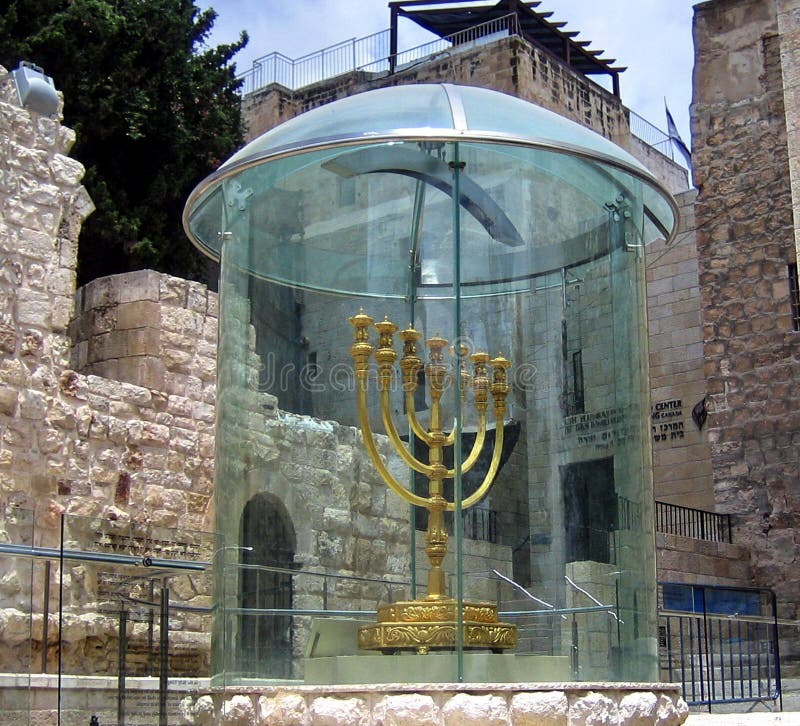 Menorah De Oro En Jerusalén, Israel Foto de archivo editorial Imagen