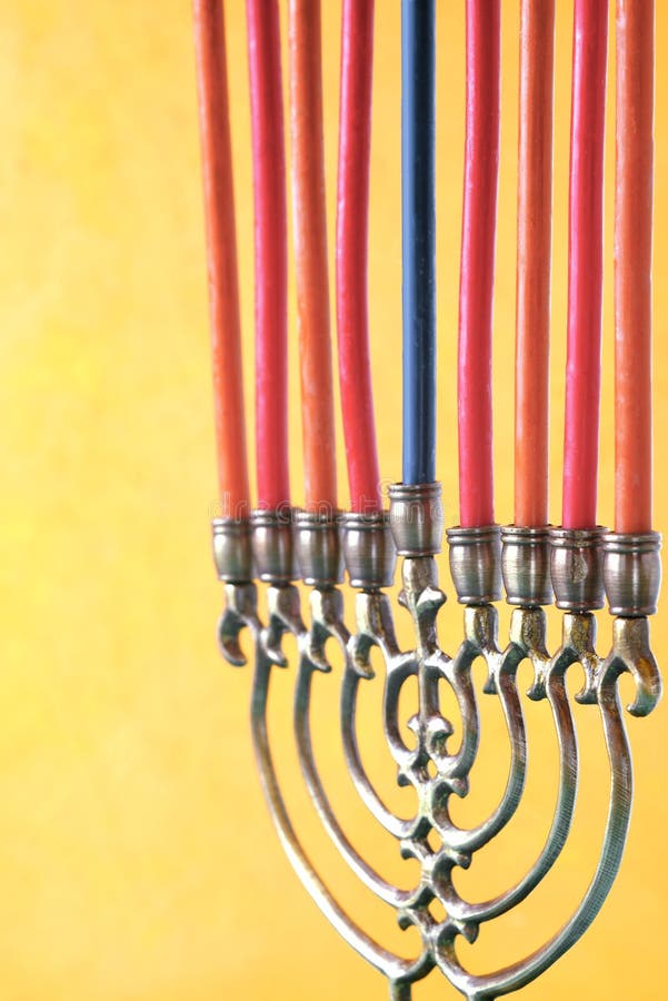 Menorah di Chanukah con le candele verticali fotografie stock libere da diritti Menorah di Chanukah con le candele verticali fotografie stock libere da diritti