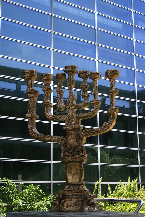 Menorah Dourado Em Jerusalem Fotografia Editorial Imagem de médio