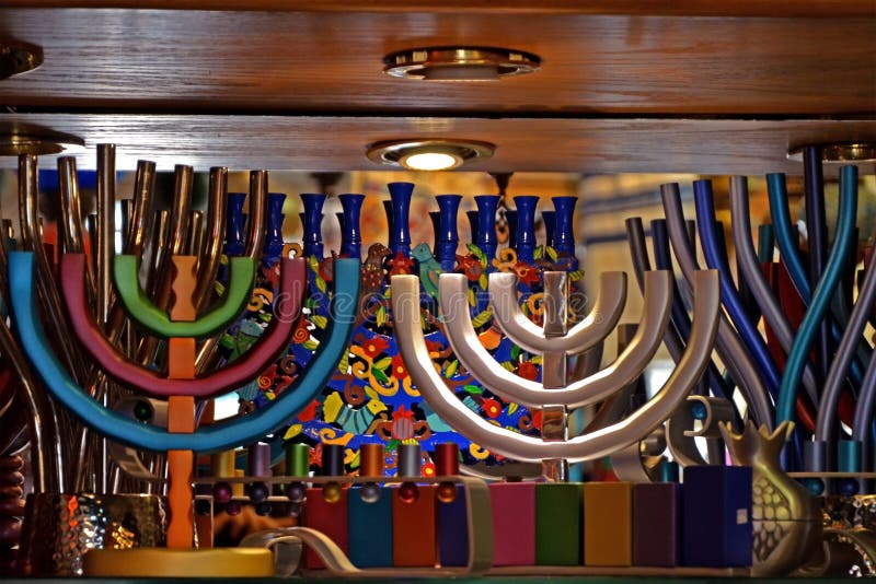 Menorah festivo colorido e castiçal judaicos multi-coloridos na janela da loja no Jerusalém, Israel imagens de stock royalty free Menorah festivo colorido e castiçal judaicos multi-coloridos na janela da loja no Jerusalém, Israel imagens de stock royalty free