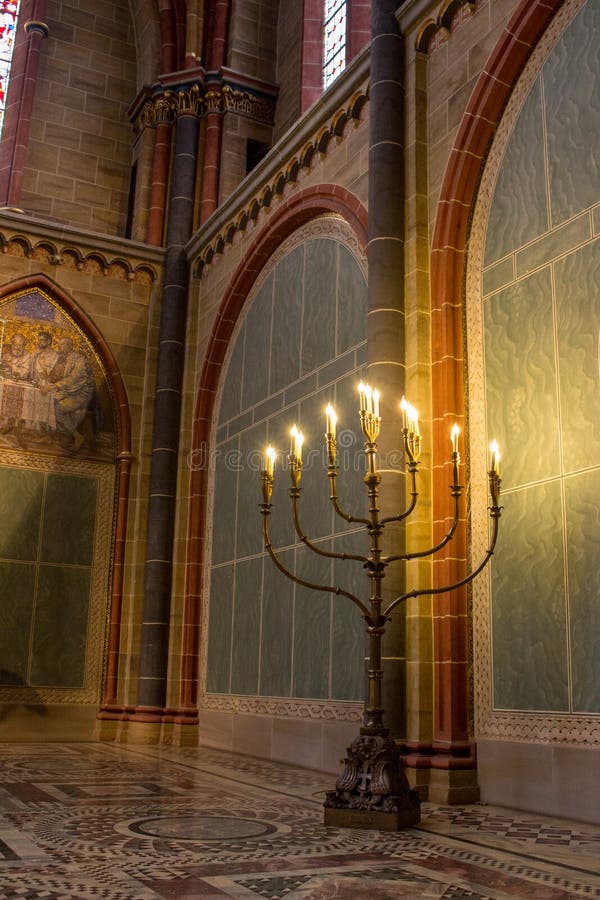Menorah grande del piso en iglesia Menorah tradicional con las velas Palmatoria grande con las luces Concepto de la religi?n y de fotos de archivo libres de regalías Menorah grande del piso en iglesia Menorah tradicional con las velas Palmatoria grande con las luces Concepto de la religi?n y de fotos de archivo libres de regalías