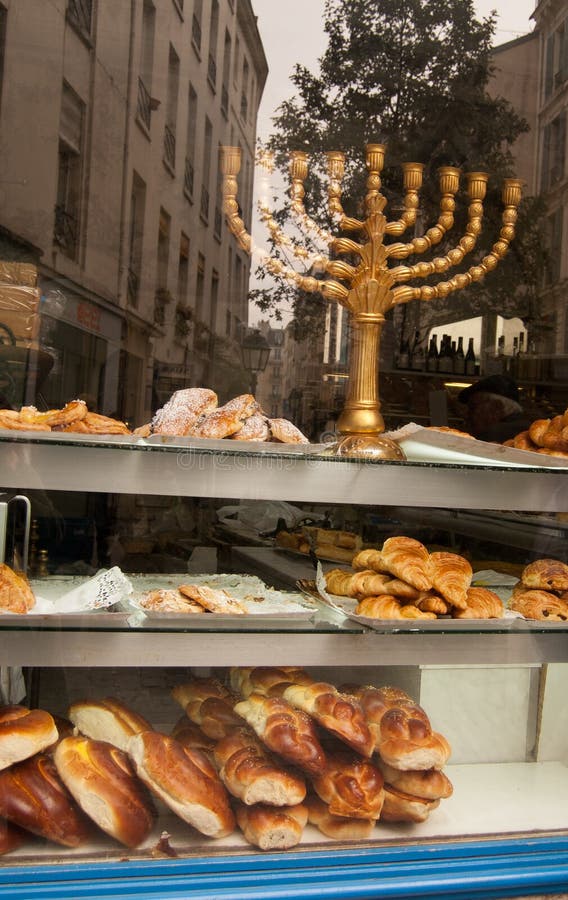 Menorah in venster van kosjer bakkerij. Parijs stock fotografie Menorah in venster van kosjer bakkerij. Parijs stock fotografie