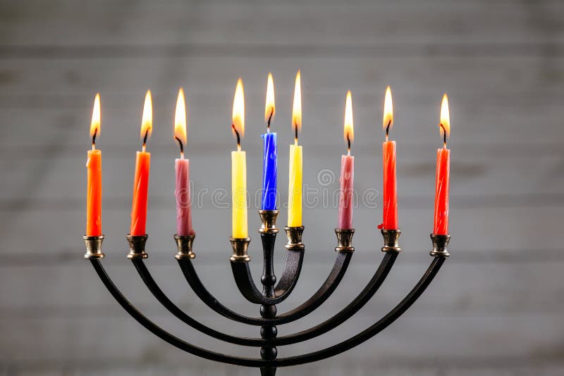 Menorah Хануки с горением свечей счастливым стоковые фотографии rf Menorah Хануки с горением свечей счастливым стоковые фотографии rf