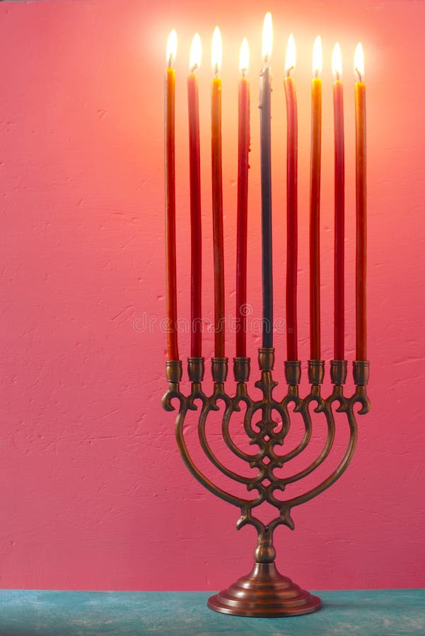 Menorah Хануки с горящими свечами на розовой вертикали предпосылки стоковое изображение rf Menorah Хануки с горящими свечами на розовой вертикали предпосылки стоковое изображение rf