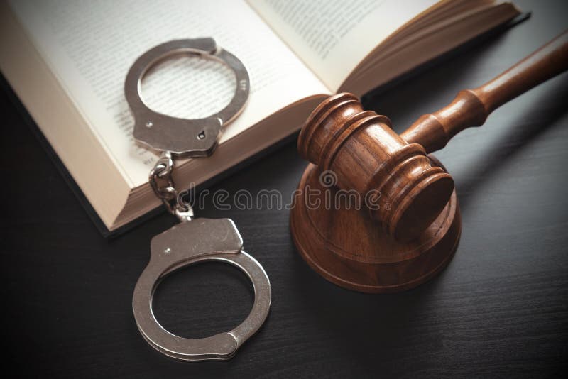 Menottes et gavette en bois. Concept de droit image stock