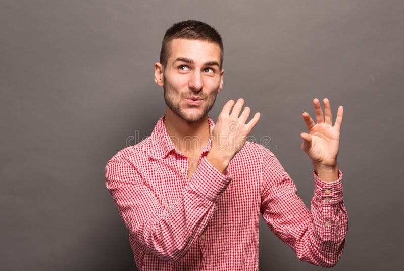 Mens alsof spelend fluit in studio stock fotografie Mens alsof spelend fluit in studio stock fotografie