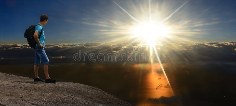 Mens bij het sunshining van rots boven stormachtige wolken royalty-vrije stock afbeelding Mens bij het sunshining van rots boven stormachtige wolken royalty-vrije stock afbeelding
