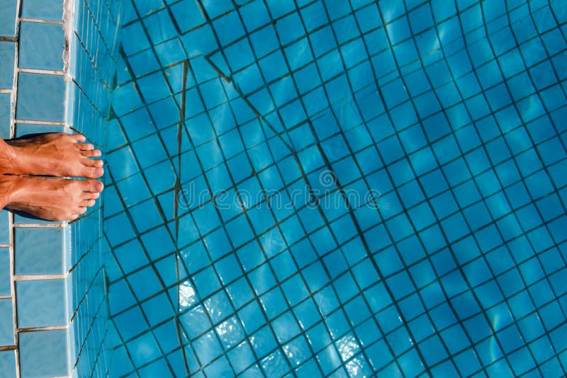 Mens bij rand van pool stock foto's Mens bij rand van pool stock foto's