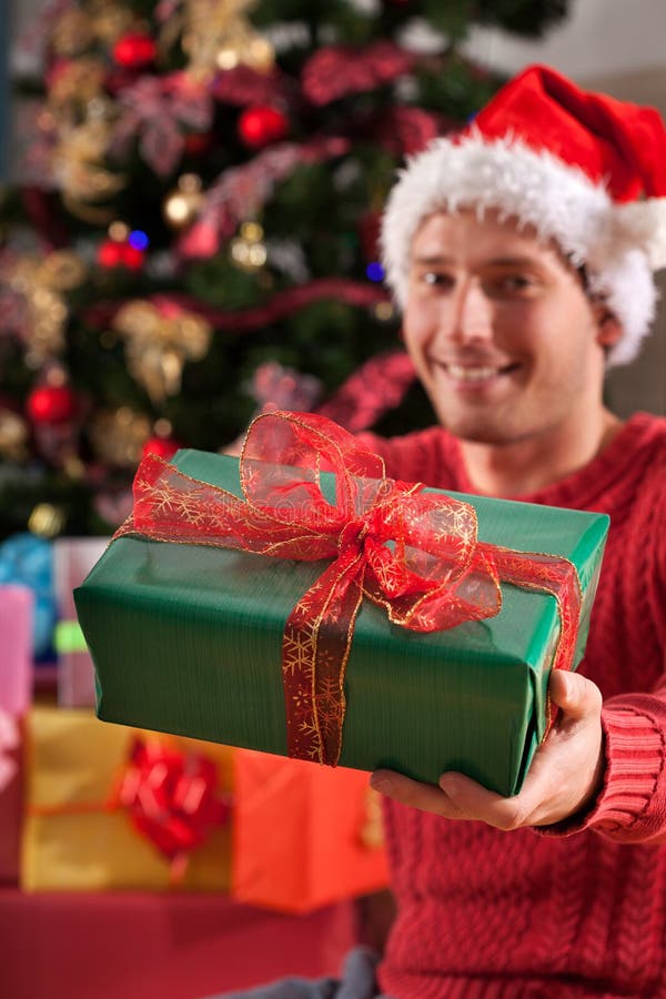Mens in de vermomming van santa met een heden stock fotografie Mens in de vermomming van santa met een heden stock fotografie