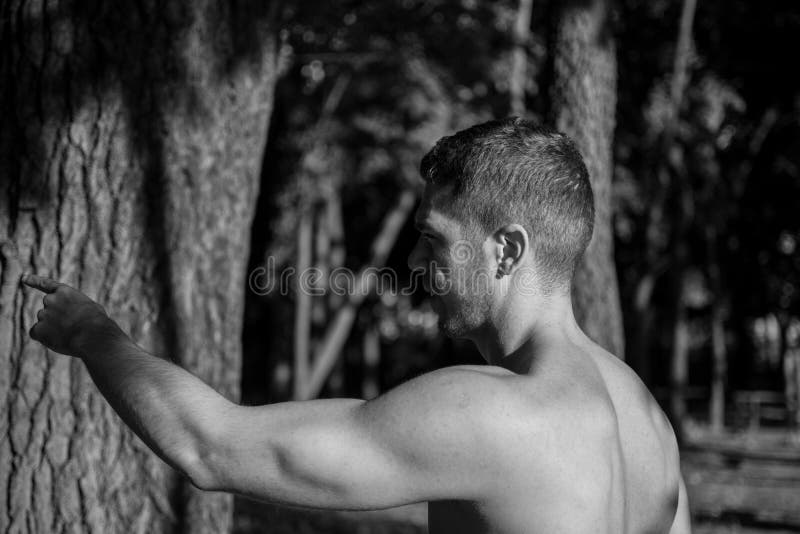 Mens in de zitting die van de straattraining wordt gefotografeerd royalty-vrije stock foto Mens in de zitting die van de straattraining wordt gefotografeerd royalty-vrije stock foto