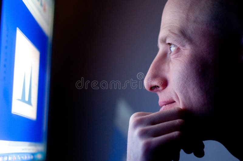 Man werkt aan de computer royalty-vrije stock afbeeldingen