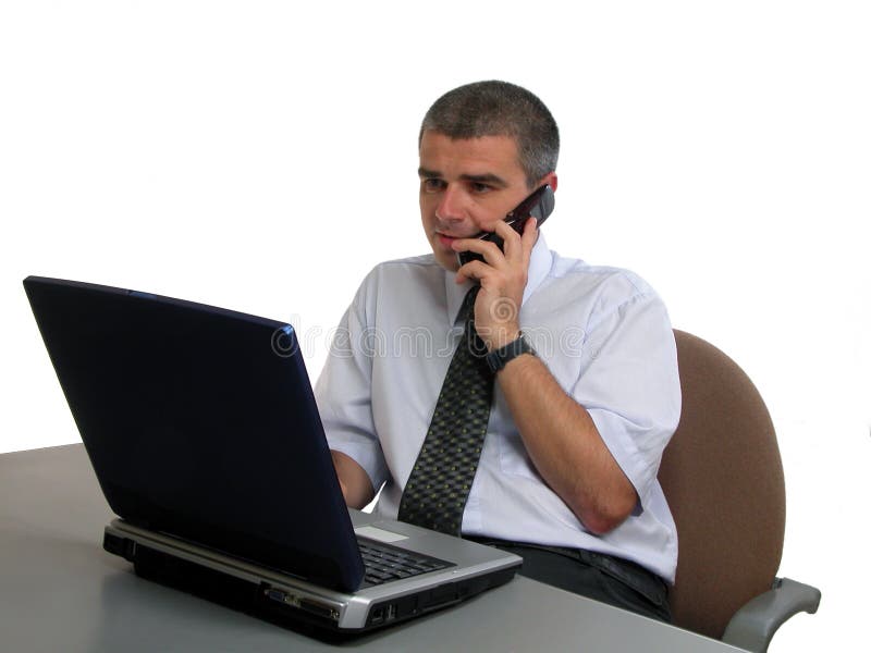 Mens die aan de telefoon bij het bureau spreekt royalty-vrije stock foto Mens die aan de telefoon bij het bureau spreekt royalty-vrije stock foto