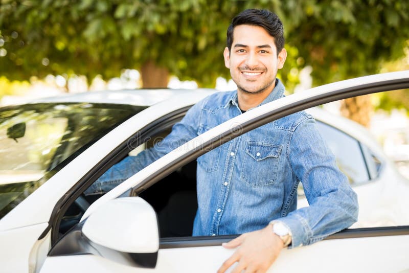 Mens die in auto krijgen royalty-vrije stock fotografie Mens die in auto krijgen royalty-vrije stock fotografie
