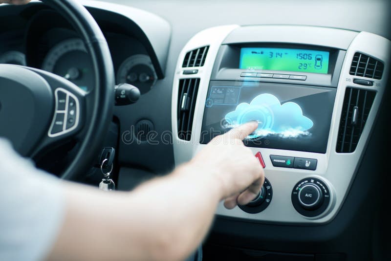 Mens die autocontrolebord gebruiken stock afbeeldingen Mens die autocontrolebord gebruiken stock afbeeldingen