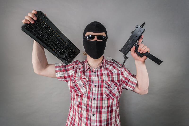 Mens die balaclava dragen die van kanon schieten stock fotografie Mens die balaclava dragen die van kanon schieten stock fotografie