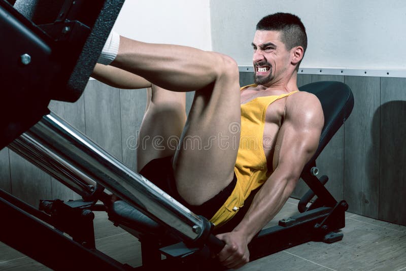 Mens die beenpers in gymnastiek gebruiken royalty-vrije stock fotografie Mens die beenpers in gymnastiek gebruiken royalty-vrije stock fotografie