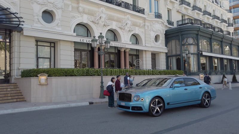 Mens die Bentley Mulsanne In Monaco drijven