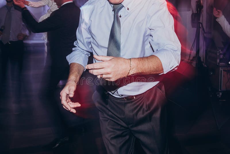 Mens die bij grappige huwelijkspartij dansen gasten die pret en dans hebben royalty-vrije stock foto Mens die bij grappige huwelijkspartij dansen gasten die pret en dans hebben royalty-vrije stock foto