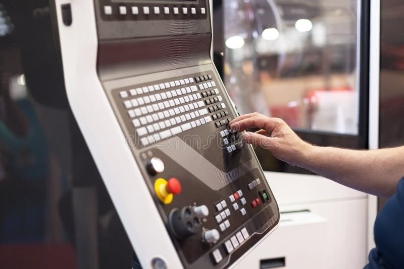 Mens die bij programmeerbare machine werkt royalty-vrije stock foto Mens die bij programmeerbare machine werkt royalty-vrije stock foto