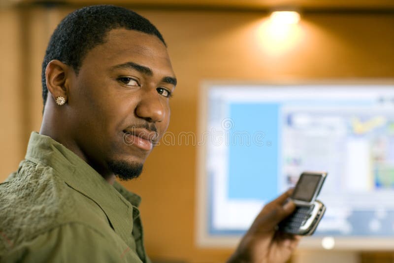 Mens die celtelefoon en computer met behulp van royalty-vrije stock afbeeldingen Mens die celtelefoon en computer met behulp van royalty-vrije stock afbeeldingen