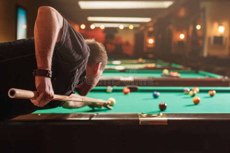 Mens die de bal in biljart proberen te raken royalty-vrije stock afbeeldingen Mens die de bal in biljart proberen te raken royalty-vrije stock afbeeldingen