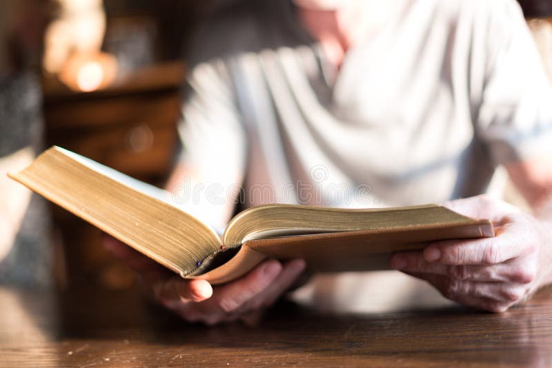 Mens die de Bijbel leest royalty-vrije stock afbeeldingen Mens die de Bijbel leest royalty-vrije stock afbeeldingen