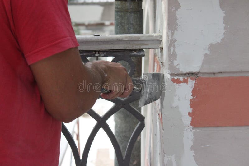 Mens die de muur pleisteren stock foto's Mens die de muur pleisteren stock foto's