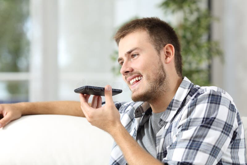 Mens die de stemerkenning van de telefoon gebruiken royalty-vrije stock foto's Mens die de stemerkenning van de telefoon gebruiken royalty-vrije stock foto's