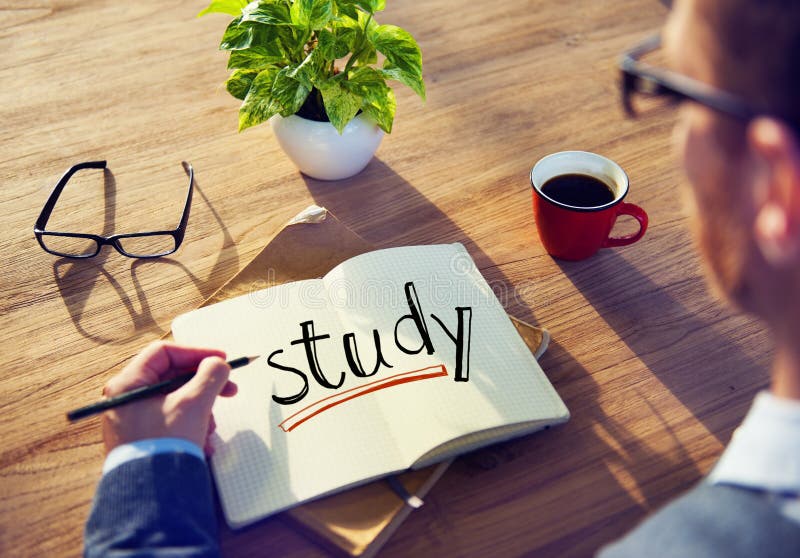 Mens die de Tekststudie over zijn Nota schrijven royalty-vrije stock foto's Mens die de Tekststudie over zijn Nota schrijven royalty-vrije stock foto's