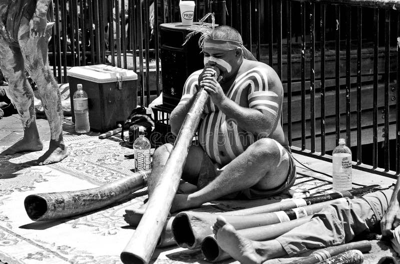 Mens die didgeridoo spelen stock afbeelding Mens die didgeridoo spelen stock afbeelding