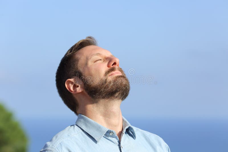 Mens die diepe verse lucht in openlucht ademen royalty-vrije stock afbeelding Mens die diepe verse lucht in openlucht ademen royalty-vrije stock afbeelding