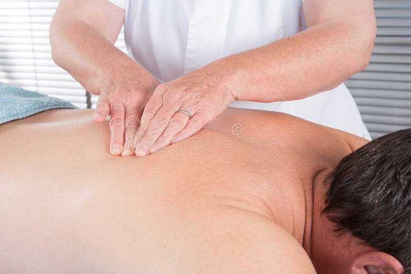 Mens die een achtermassage in kuuroordwellness hebben royalty-vrije stock foto Mens die een achtermassage in kuuroordwellness hebben royalty-vrije stock foto