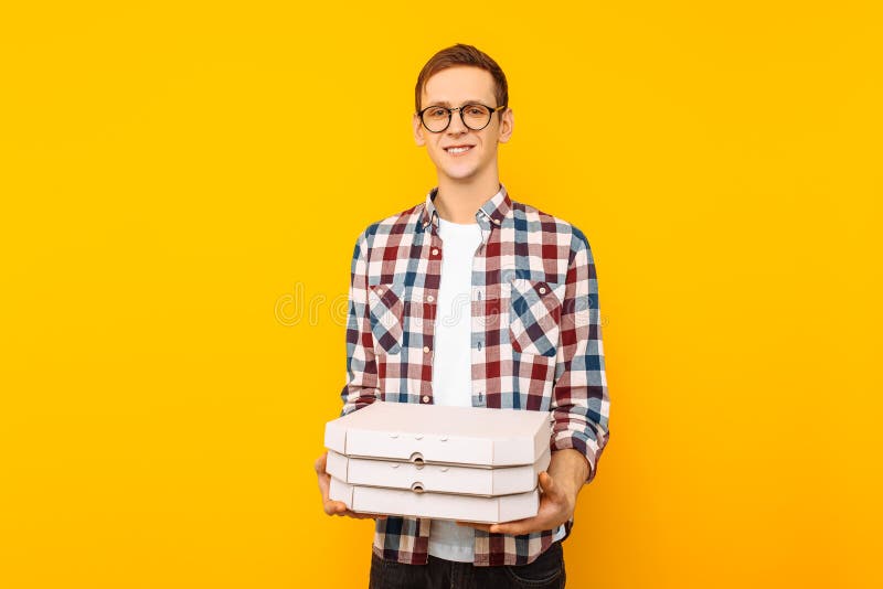 Mens die een doos van pizza op een gele achtergrond houden stock fotografie Mens die een doos van pizza op een gele achtergrond houden stock fotografie
