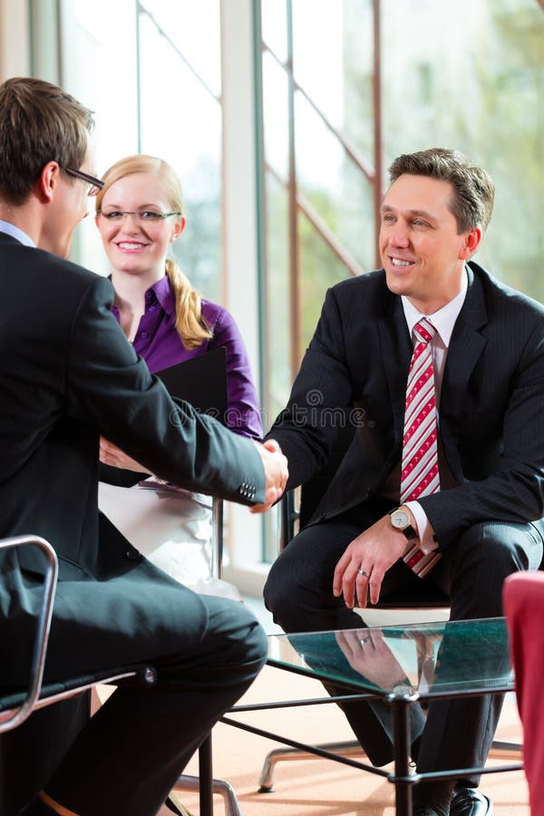 Mens die een gesprek met manager en partnerwerkgelegenheidsbaan hebben royalty-vrije stock foto Mens die een gesprek met manager en partnerwerkgelegenheidsbaan hebben royalty-vrije stock foto