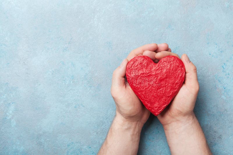 Mens die een rood hart in handen hoogste mening houden Gezond, liefde, van het schenkingsorgaan, van de donor, van de hoop en van stock foto Mens die een rood hart in handen hoogste mening houden Gezond, liefde, van het schenkingsorgaan, van de donor, van de hoop en van stock foto