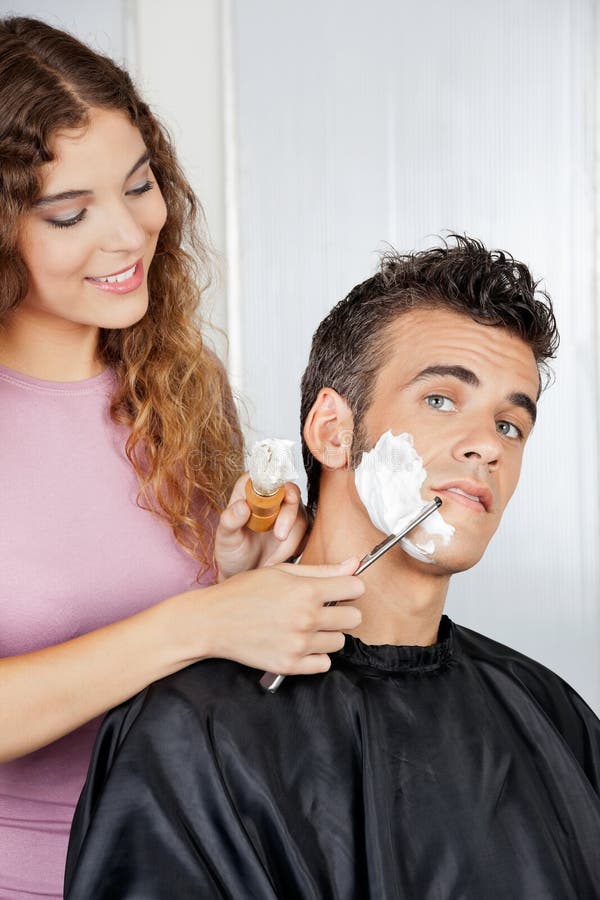 Mens die een Scheerbeurt van Vrouwelijke Kapper krijgt royalty-vrije stock afbeeldingen Mens die een Scheerbeurt van Vrouwelijke Kapper krijgt royalty-vrije stock afbeeldingen