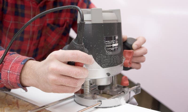 Mens die Elektrische Router met behulp van royalty-vrije stock foto Mens die Elektrische Router met behulp van royalty-vrije stock foto