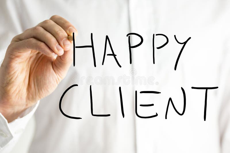 Mens die Gelukkige Cliënt op het virtueel scherm schrijven stock foto Mens die Gelukkige Cliënt op het virtueel scherm schrijven stock foto