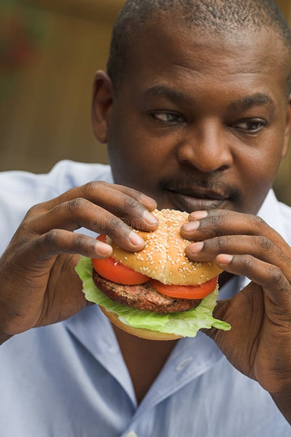 Чернокожий ест. Бургер негр. Негр ест фаст фуд. Негр ест гамбургер. Афроамериканец который ест фаст фуд.