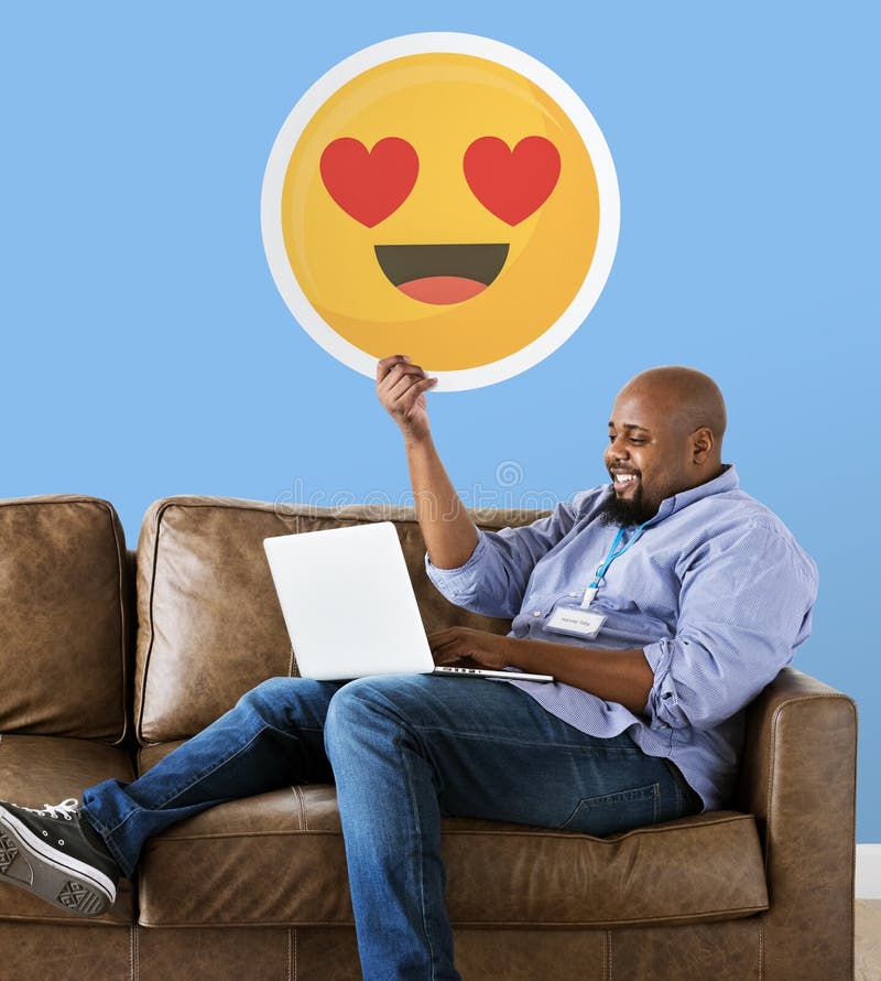 Mens die hartogen emoticon op laag tonen stock foto's Mens die hartogen emoticon op laag tonen stock foto's