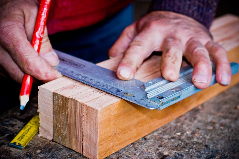 breedtegraad Bulk Waarnemen Mens Die Hout Voor Het Maken Van De Met De Hand Gemaakte Mens Meten Werkend  in Een Timmerman Met Stevig Hout Stock Afbeelding - Image of bouw,  regeling: 58491693