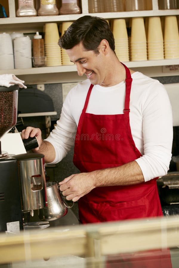 Mens die Koffie in Winkel maken stock fotografie Mens die Koffie in Winkel maken stock fotografie