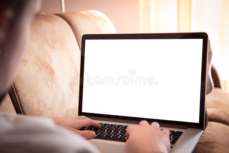 Mens die laptop computer in woonkamer met behulp van royalty-vrije stock afbeeldingen Mens die laptop computer in woonkamer met behulp van royalty-vrije stock afbeeldingen
