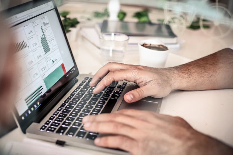 Mens die laptop met behulp van om effectenbeurs te zien stock foto's Mens die laptop met behulp van om effectenbeurs te zien stock foto's