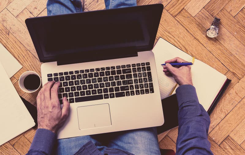 Mens die laptop op een vloer met behulp van - het werk concept royalty-vrije stock afbeeldingen Mens die laptop op een vloer met behulp van - het werk concept royalty-vrije stock afbeeldingen